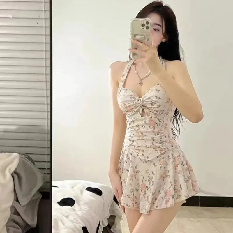 Damska jednobarwna sukienka plażowa o fasonie slim fit